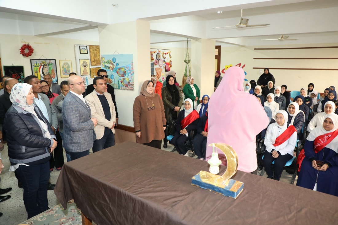 المحافظ يزور مدرسة السيدة خديجة الثانوية